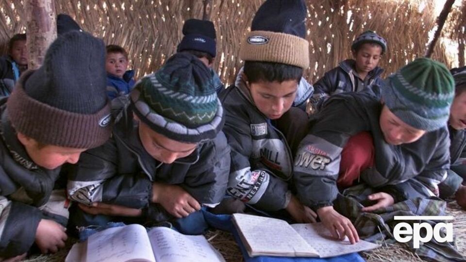 Таджикские школьники остались без праздничной линейки