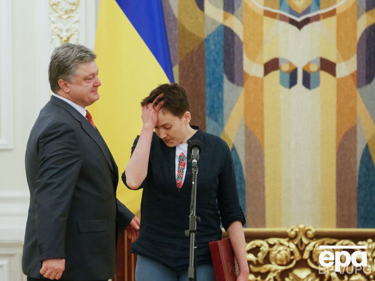 Надежда Савченко на совместном с президентом Украины Петром Порошенко брифинге 25 мая 2016 года