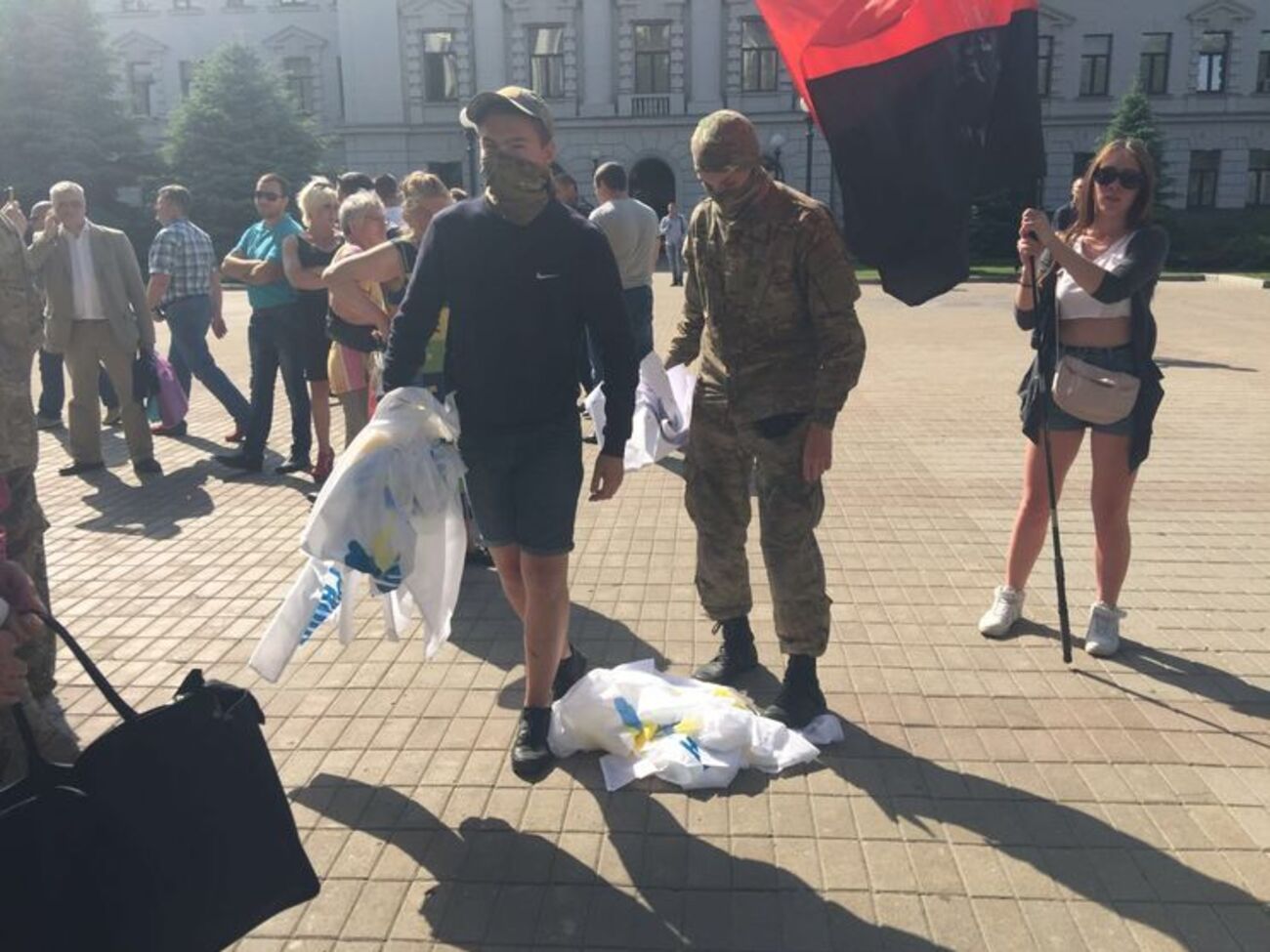 Форум должен был состояться в местном клубе, но его перенесли под стены облгосадминистрации