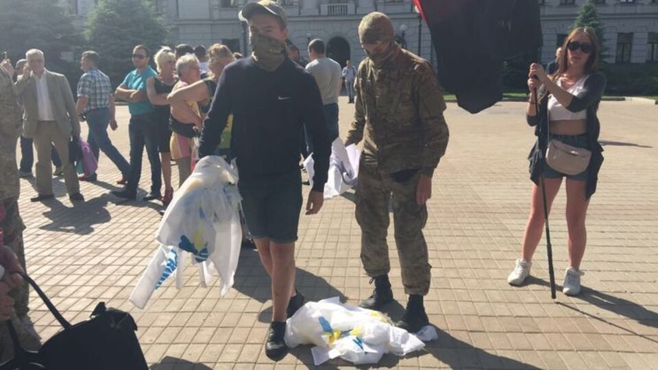 Форум должен был состояться в местном клубе, но его перенесли под стены облгосадминистрации