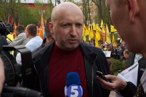 Турчинов сообщил, что с его женой все в порядке