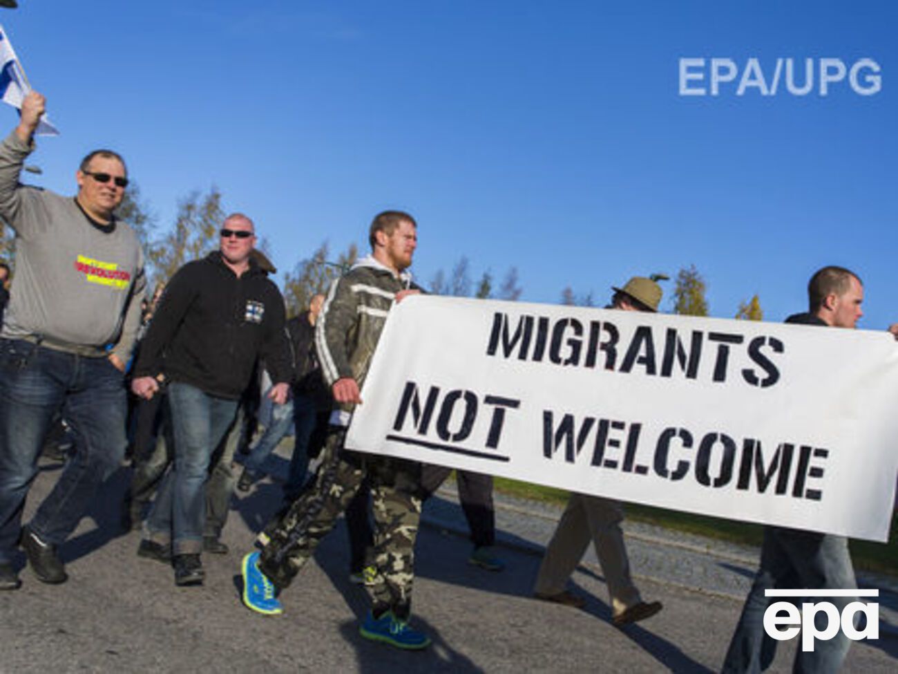 Нападавшие избивают беженцев битами