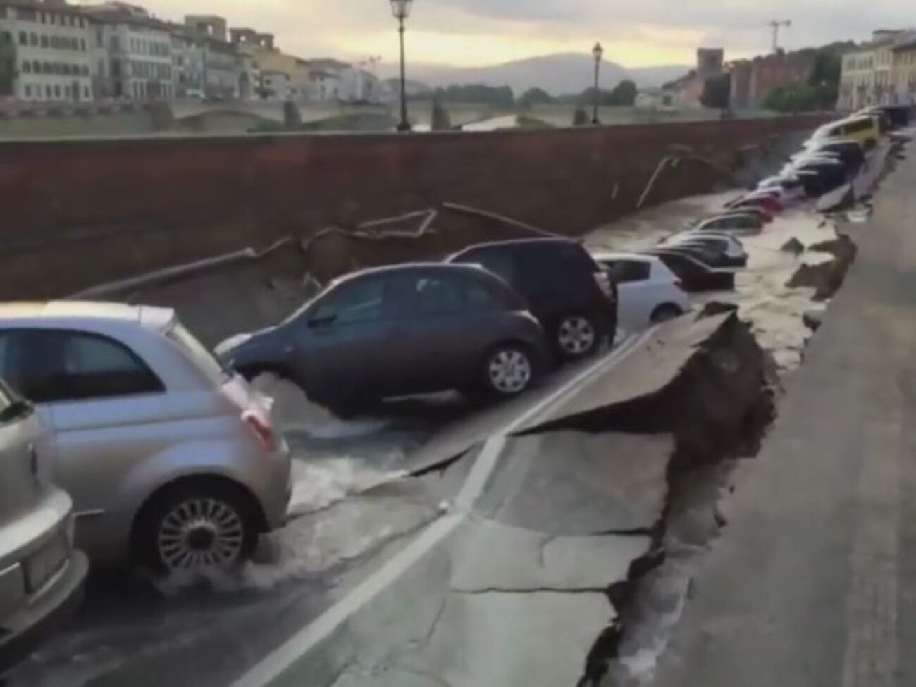 Обвалился участок набережной длиной 200 метров