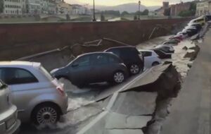 Обвалился участок набережной длиной 200 метров