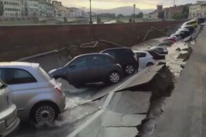 Обвалился участок набережной длиной 200 метров