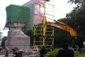 Аккуратно демонтировать и переместить монумент в музей у властей не вышло