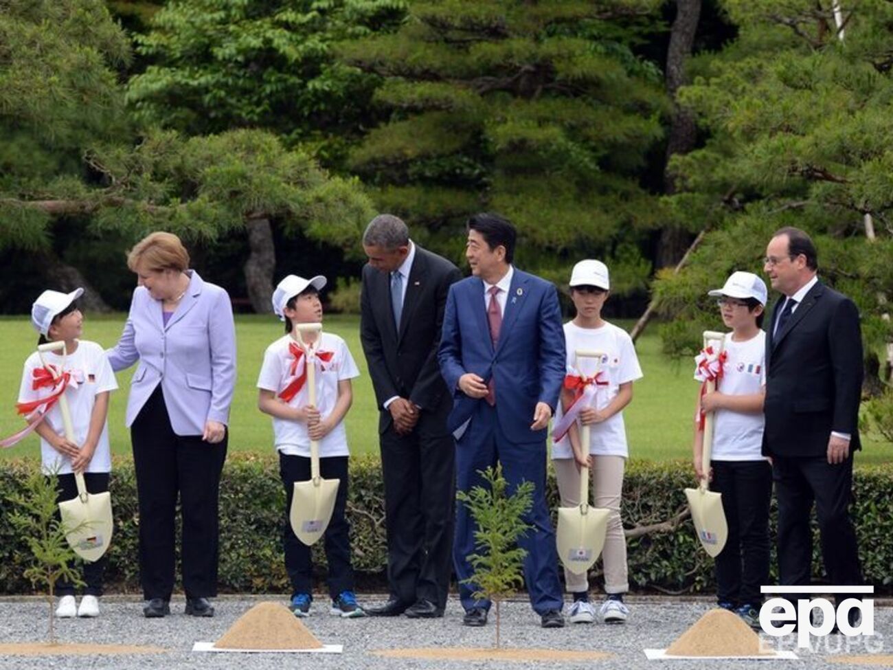 Саммит начался с символической посадки деревьев