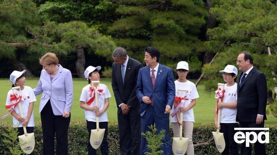 Саммит начался с символической посадки деревьев