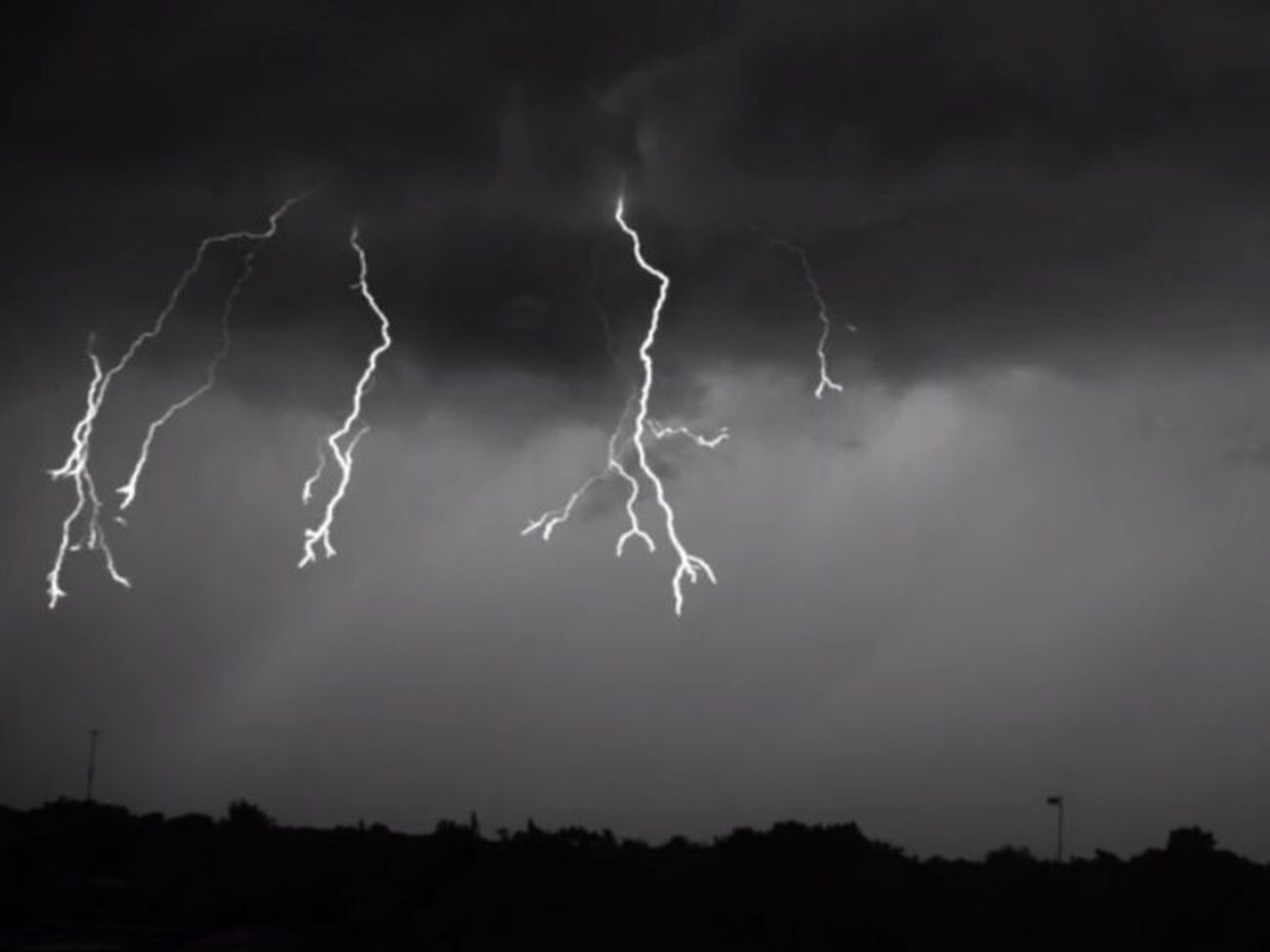 Ученые зафиксировали разряд молнии