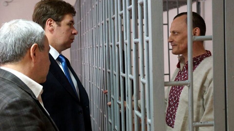 Новиков (второй слева) уверен, что Карпюк (справа) и Клих смогут выйти на свободу раньше срока