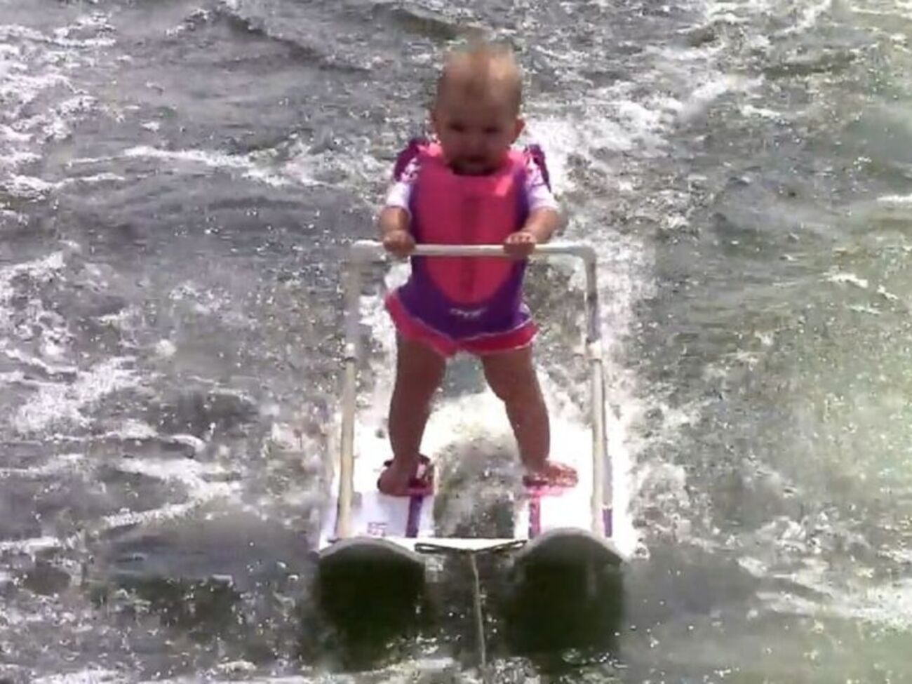 Малышка проехала по воде на лыжах около 209 метров