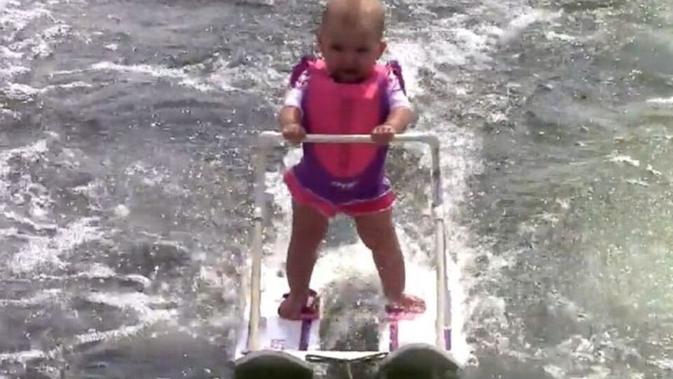 Малышка проехала по воде на лыжах около 209 метров