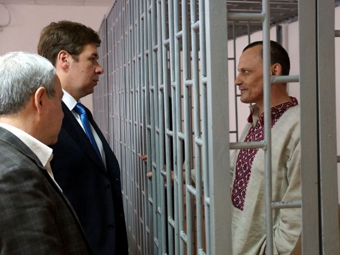 Новиков (второй слева) заявил, что защита оспорит приговор Карпюку (справа) и Клиху