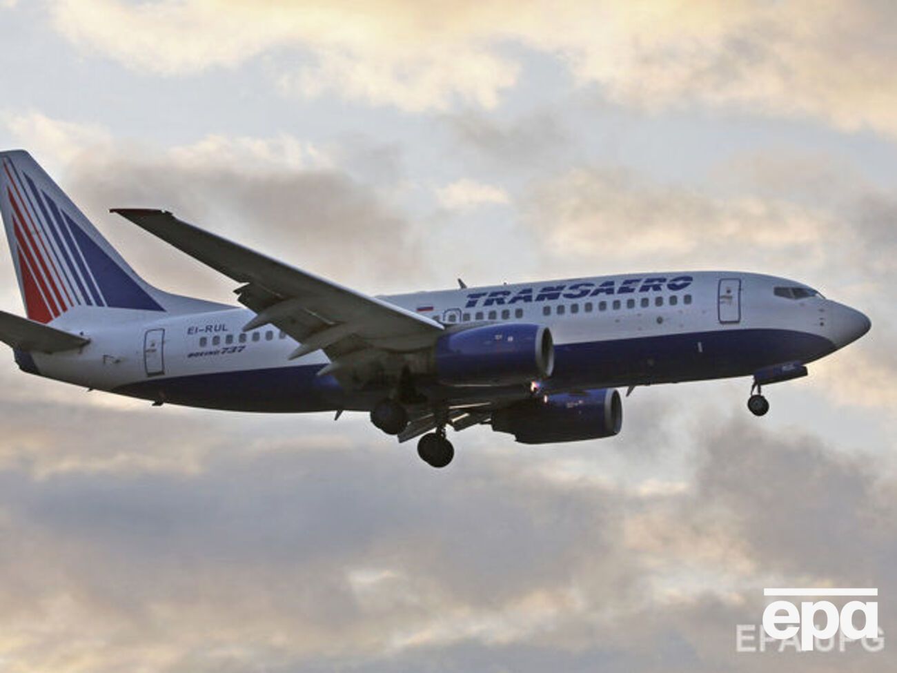 Самолет был задержан примерно на час