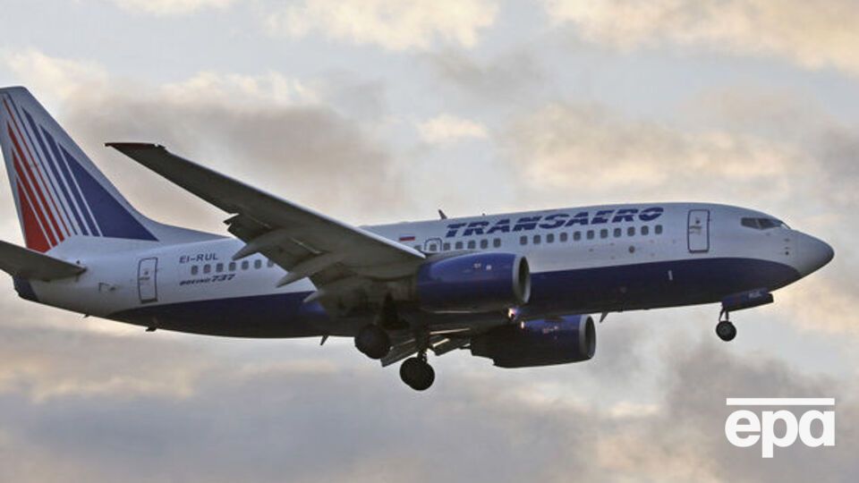 Самолет был задержан примерно на час