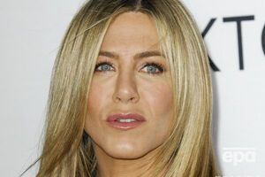 Энистон провела последние минуты жизни матери у ее постели