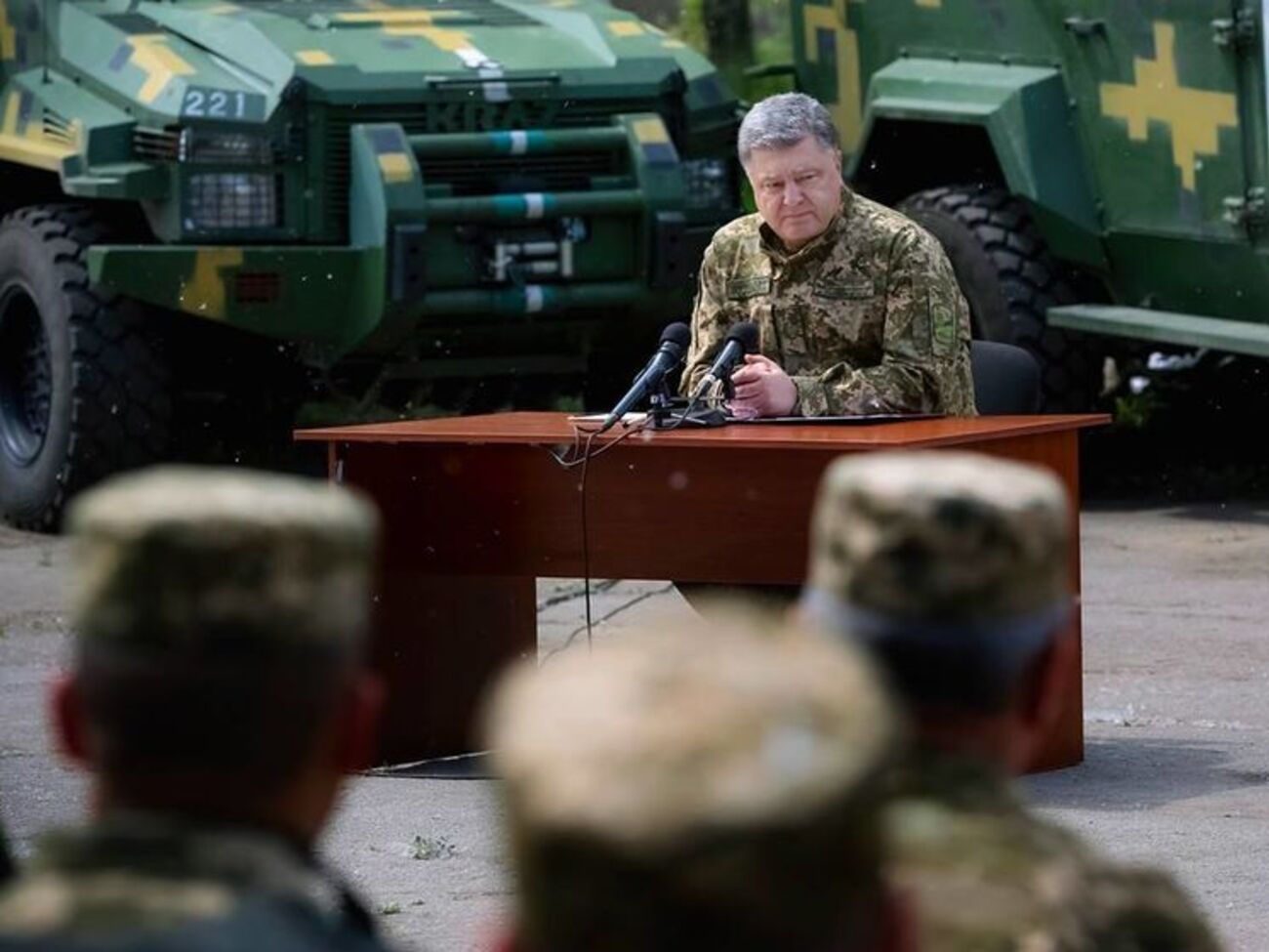 Порошенко встретился с военными в Житомирской области