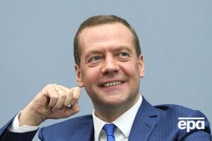 Медведев заявил, что эмбарго продлевается по просьбе российских производителей