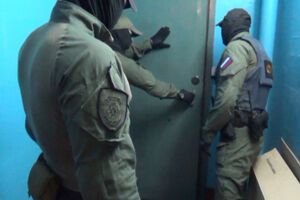 Сотрудники ФСБ готовятся вломиться в дверь к жителю Петербурга за комментарий в соцсетях