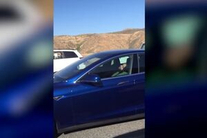 Водитель Tesla заснул за рулем