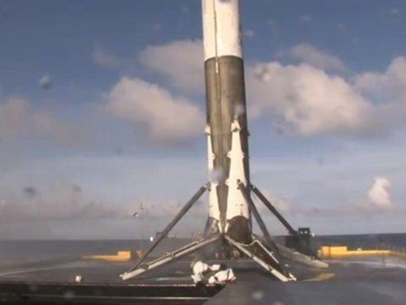Falcon 9 успешно приземлилась на плавучую платформу