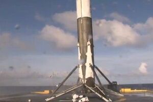 Falcon 9 успешно приземлилась на плавучую платформу