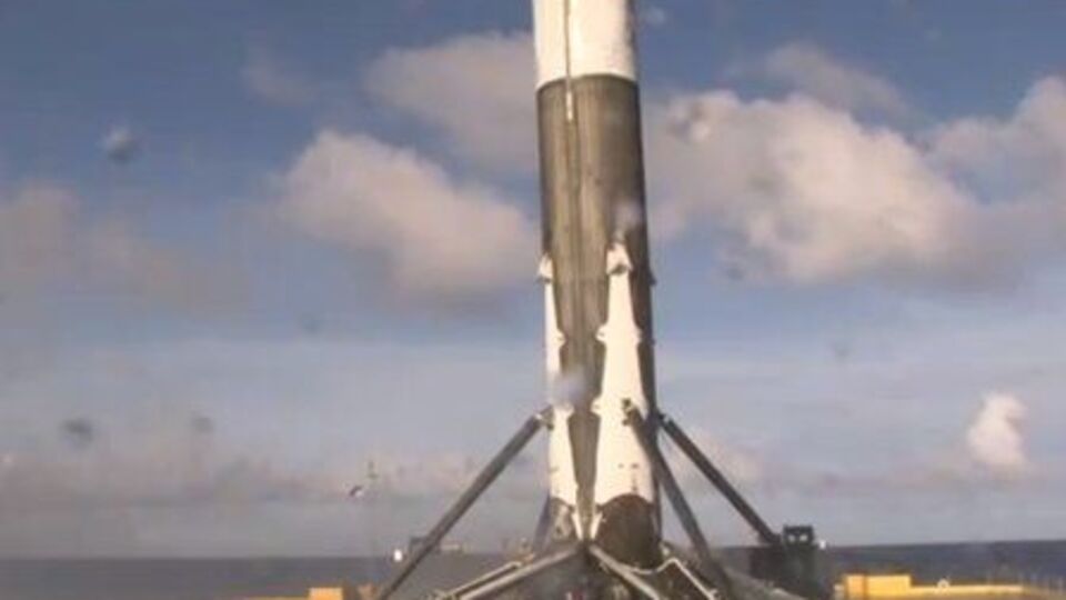 Falcon 9 успешно приземлилась на плавучую платформу