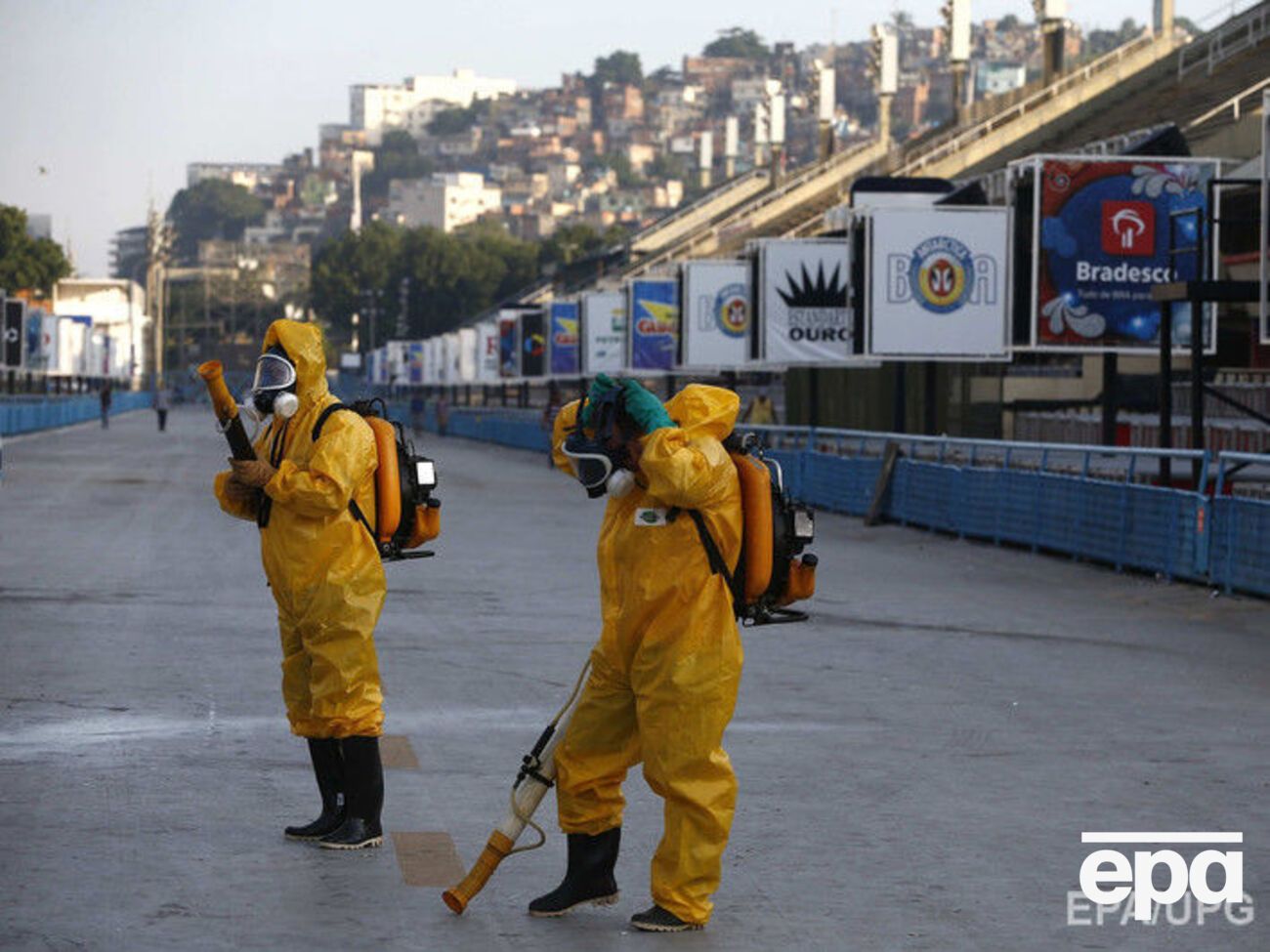 Дезинсекторы на улицах Рио-де-Жанейро