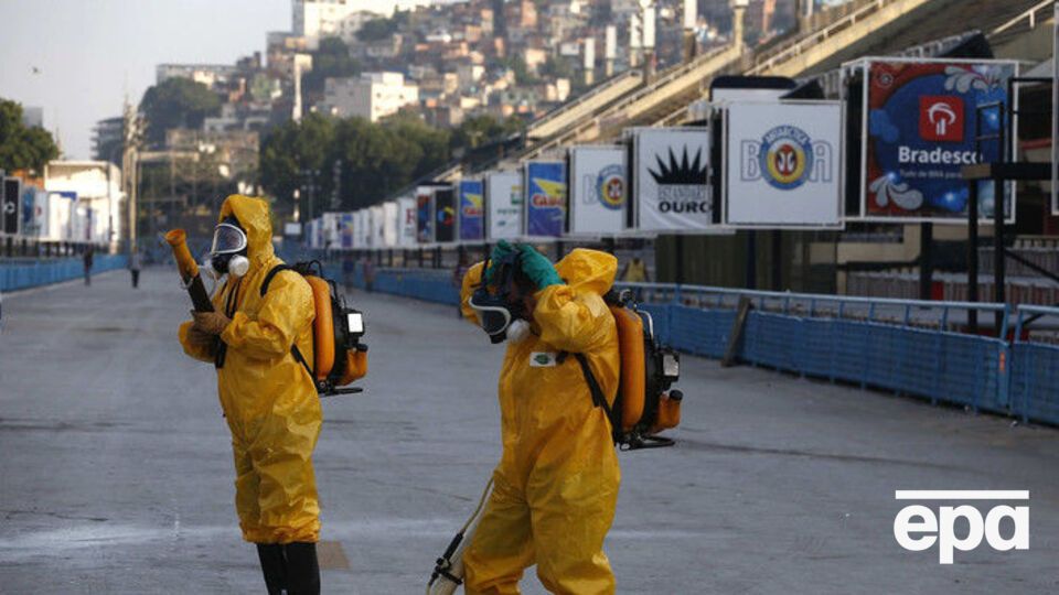 Дезинсекторы на улицах Рио-де-Жанейро