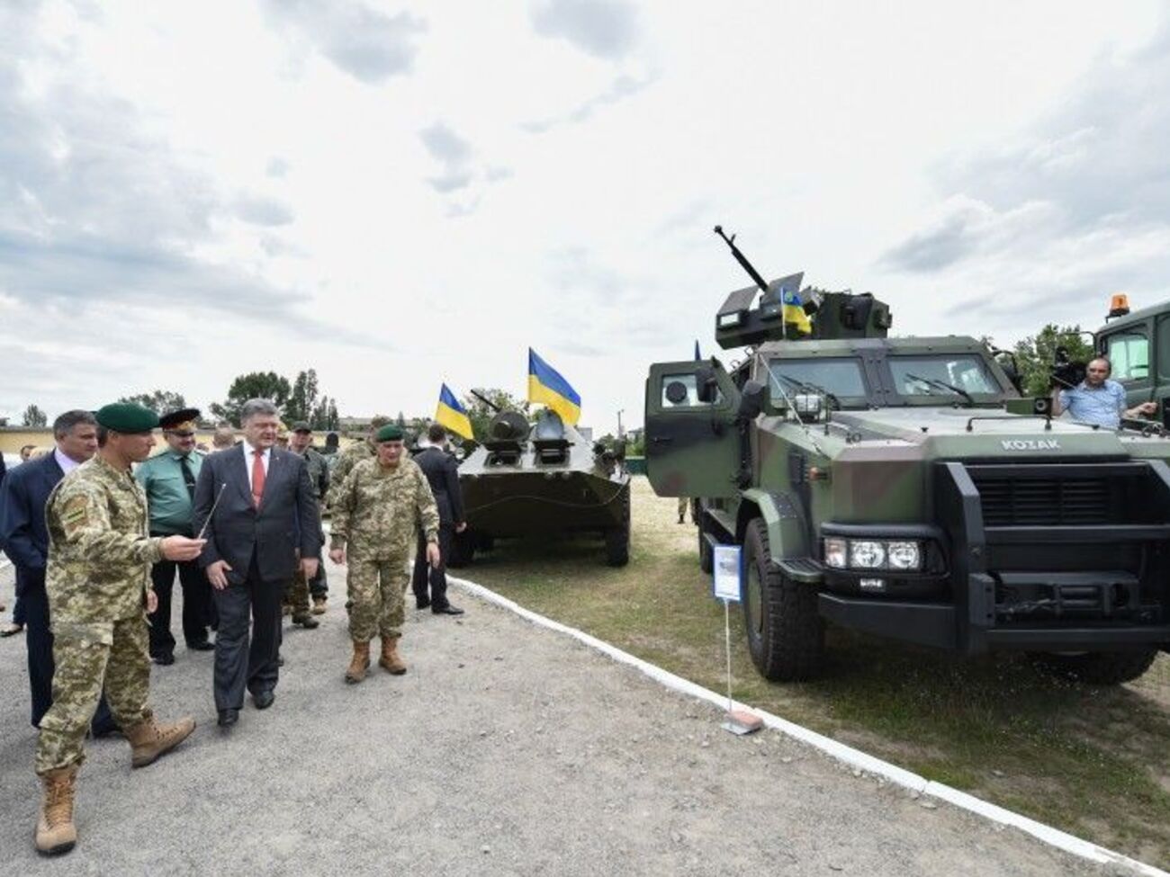 Порошенко осматривает новую технику, поступившую в распоряжение Госпогранслужбы
