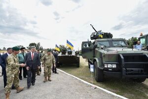 Порошенко осматривает новую технику, поступившую в распоряжение Госпогранслужбы