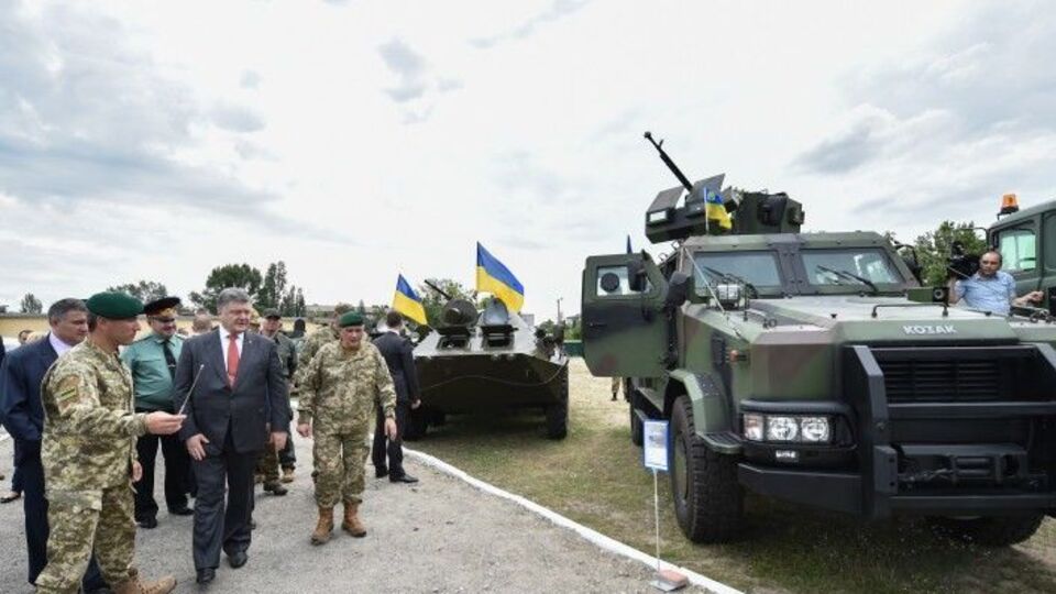 Порошенко осматривает новую технику, поступившую в распоряжение Госпогранслужбы