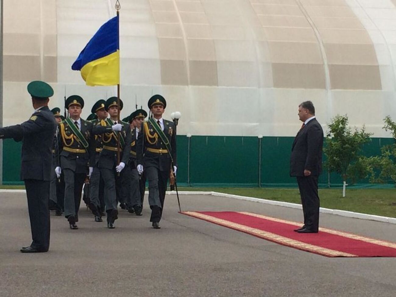 Общая стоимость машин, переданных Порошенко, составляет 38 млн грн