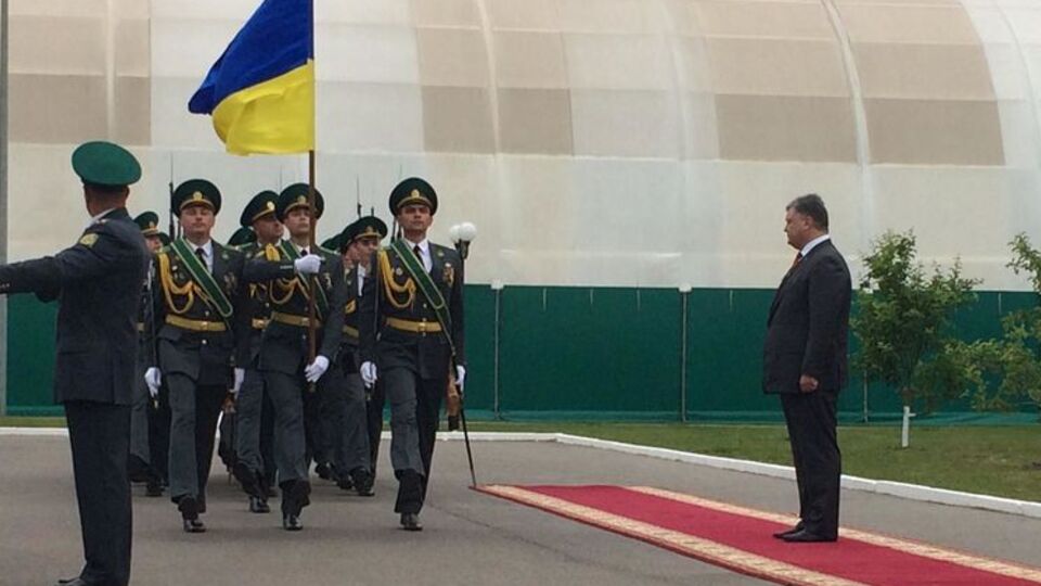 Общая стоимость машин, переданных Порошенко, составляет 38 млн грн