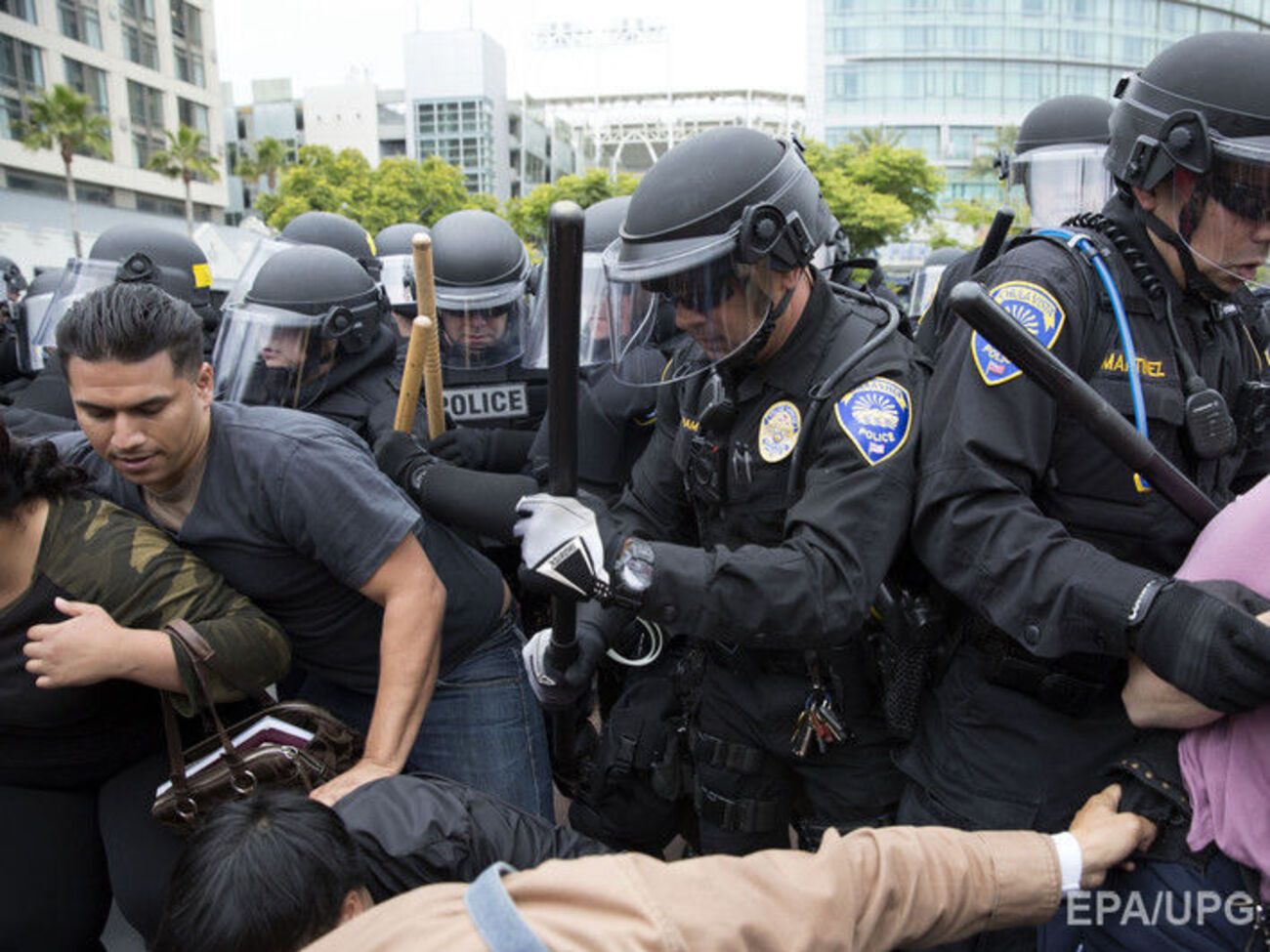 В Сан-Диего подрались сторонники и противники Трампа. Фоторепортаж