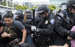 В Сан-Диего подрались сторонники и противники Трампа. Фоторепортаж