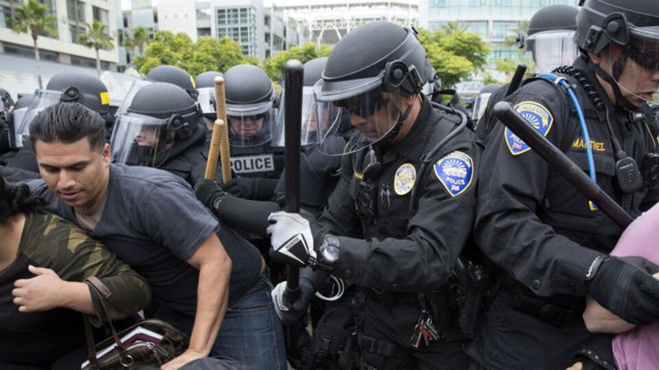 В Сан-Диего подрались сторонники и противники Трампа. Фоторепортаж