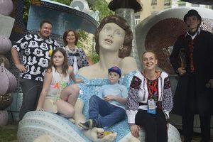 Открытием скульптуры "Алиса" заканчивается создание детского арт-пространства на Пейзажной аллее