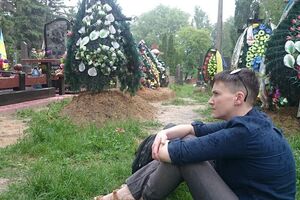 Савченко пришла к могилам воинов АТО