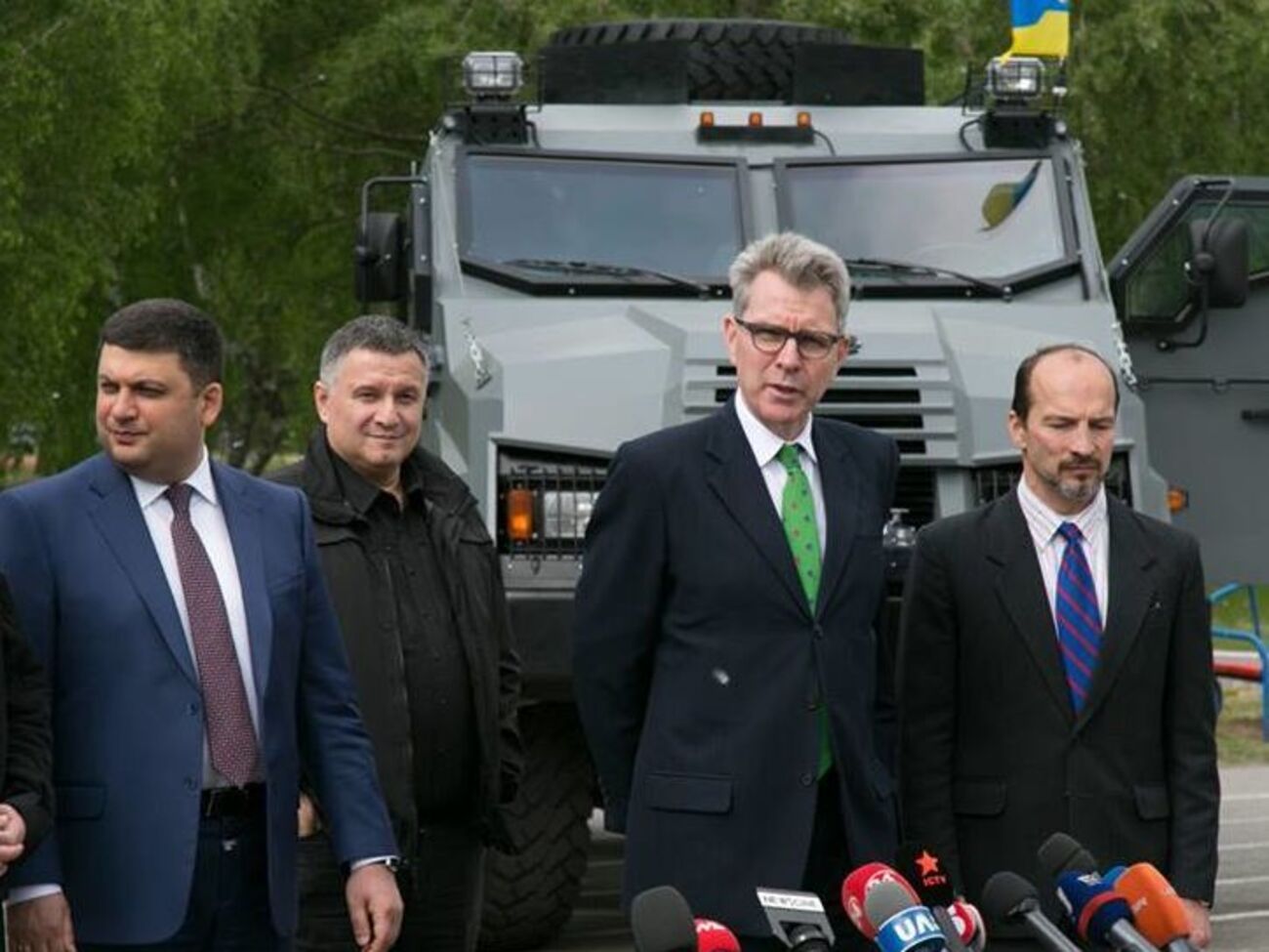 Пайетт (второй справа) выразил надежду, что Кабмин осудит публикацию "Миротворца"