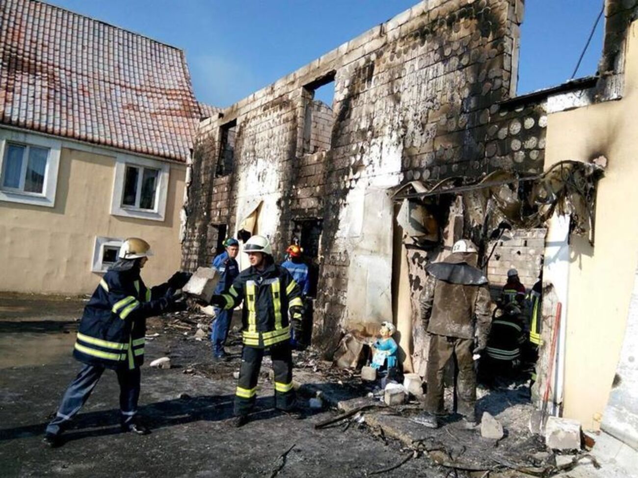 Спасатели продолжают поиск тела одного погибшего при пожаре