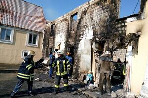 Спасатели продолжают поиск тела одного погибшего при пожаре