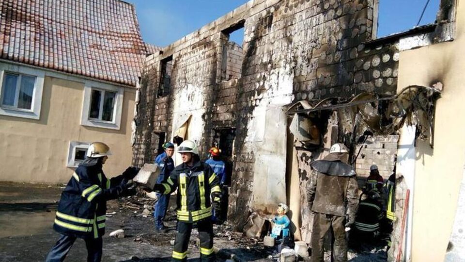 Спасатели продолжают поиск тела одного погибшего при пожаре