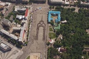 Тысячи велосипедистов выстроились на центральной площади Харькова в виде символа города