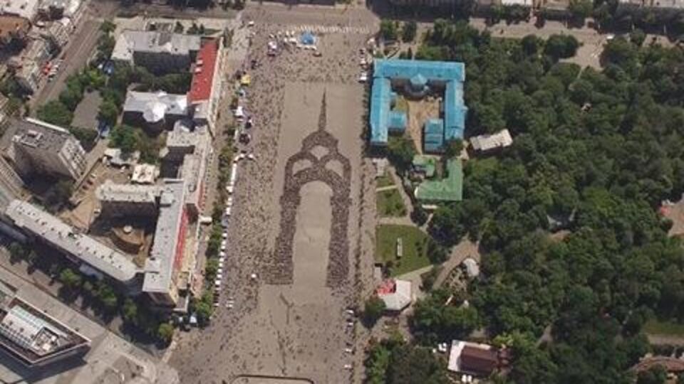 Тысячи велосипедистов выстроились на центральной площади Харькова в виде символа города