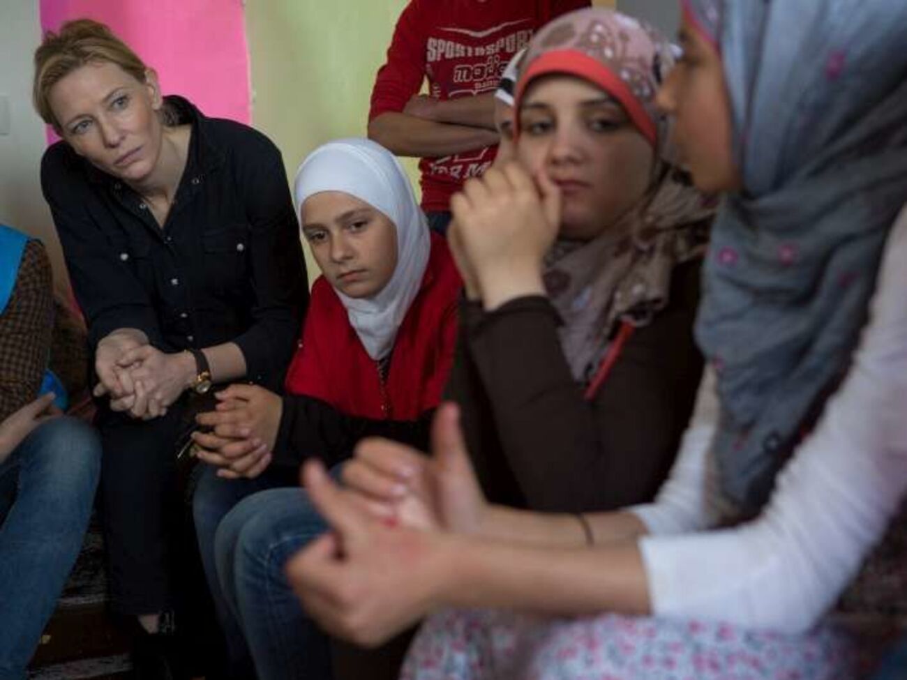 Кейт Бланшетт в 2015 году встречалась в Ливане с беженцами из Сирии