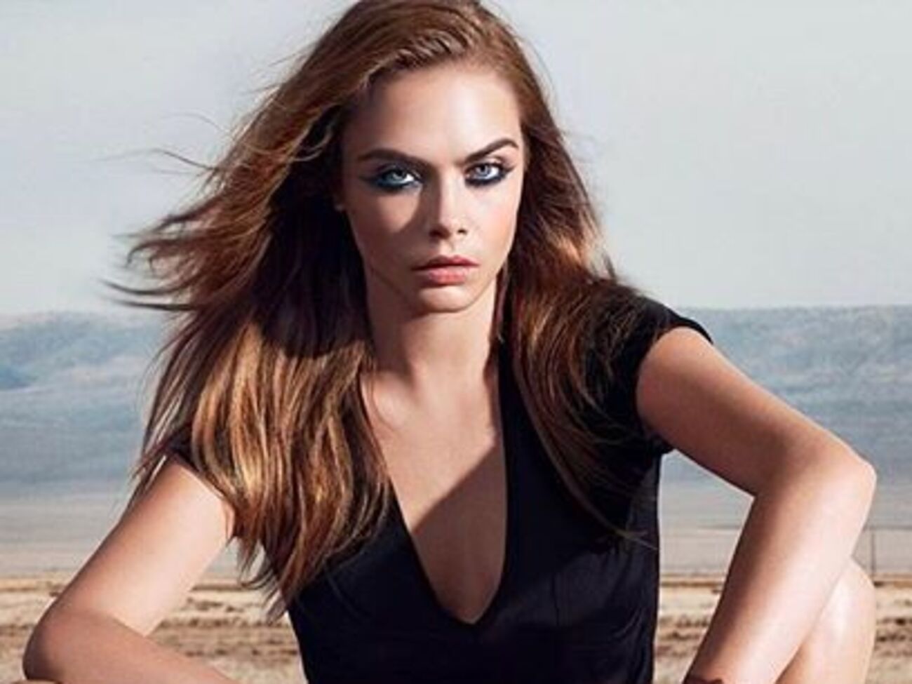 Делевинь презентовала бьюти-новинки YSL