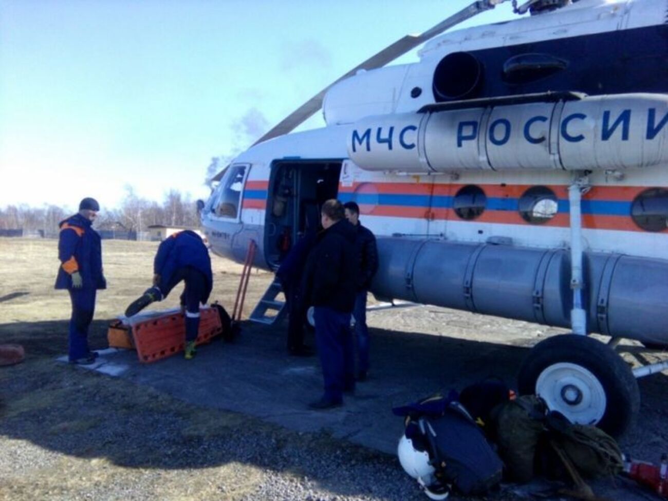 На месте крушения работают сотрудники российского МЧС