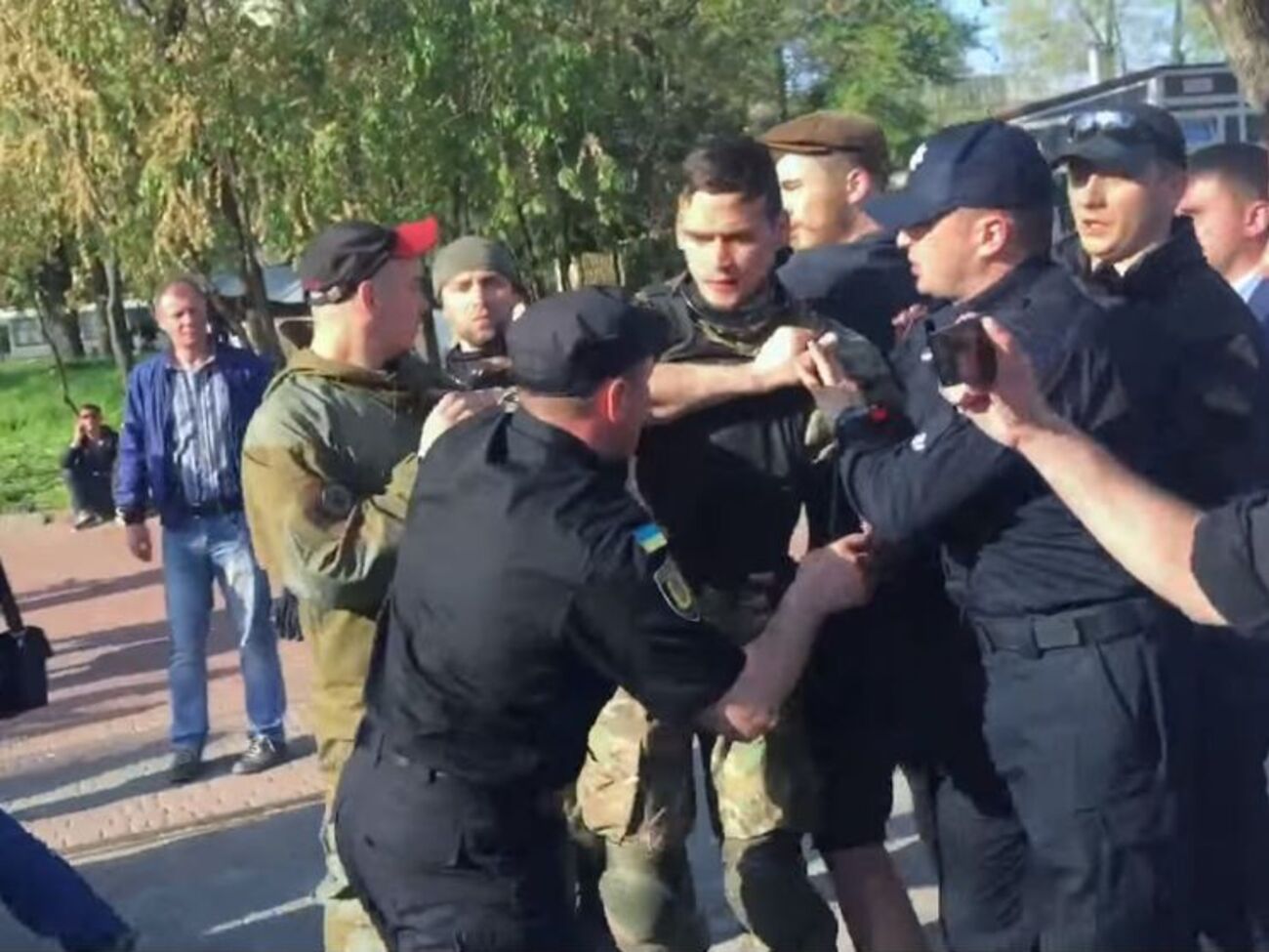Оппонентов разнимала полиция