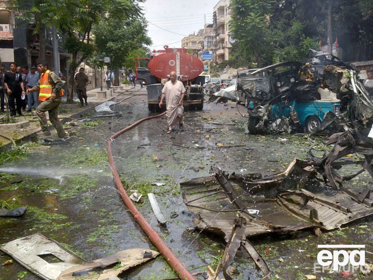 Последствия ракетного удара по району Алеппо, который контролируют правительственные силы